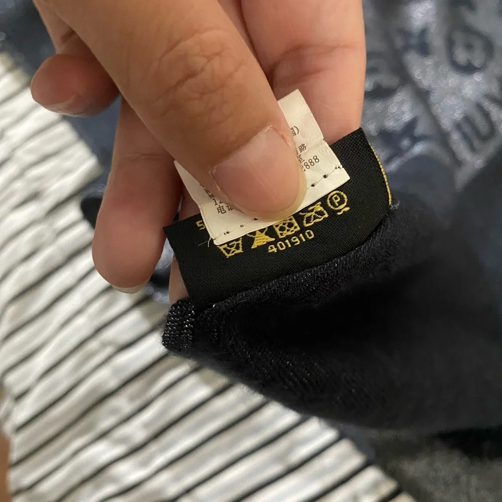 LV monogram shine shawl - Picture 6 of 7